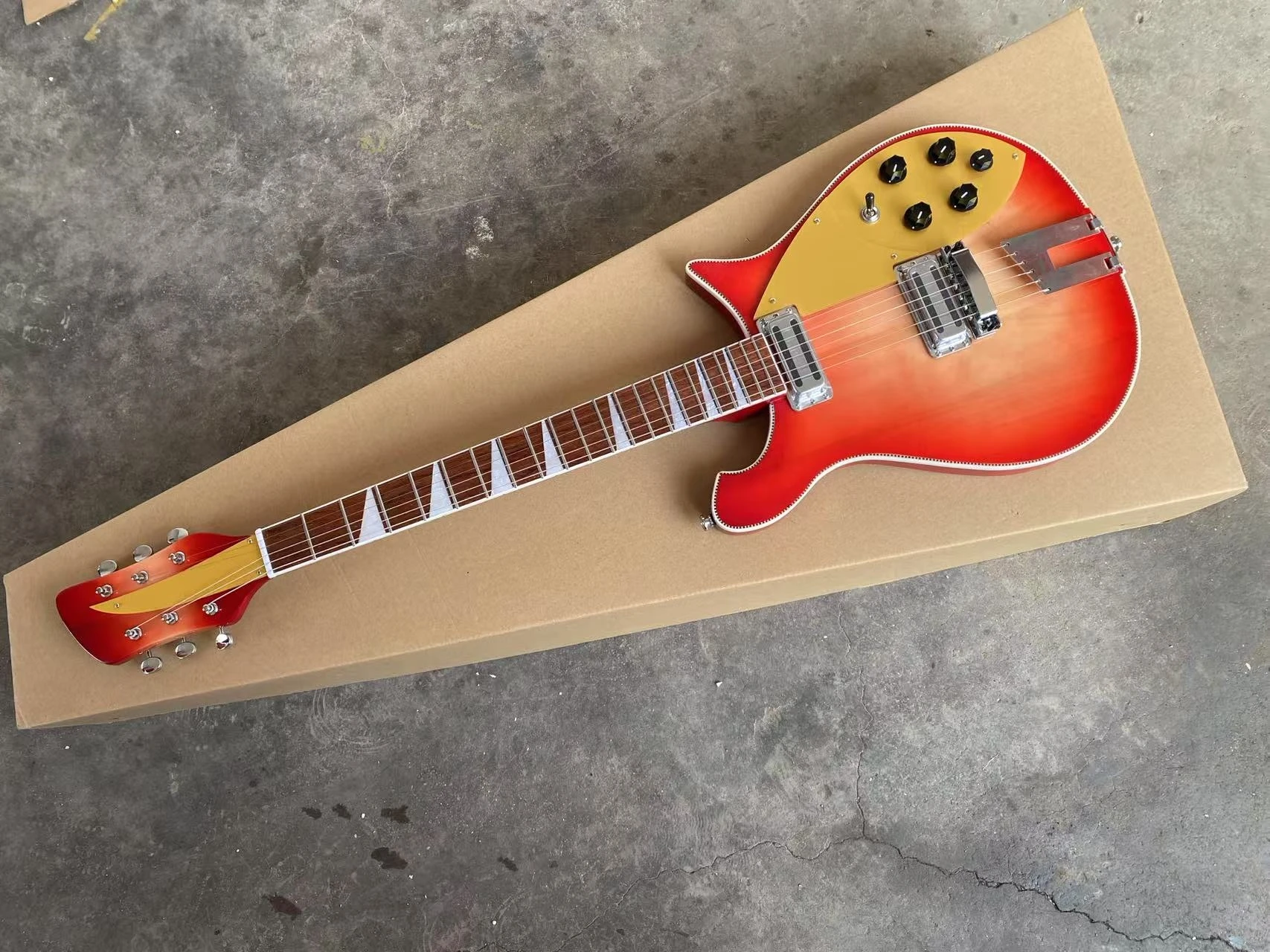 ترابيز الذيل الرقبة من خلال الجسم 660 الغيتار الكهربائي الذهب Pickguard ، الشطرنج ملزمة الكرز انفجار اللون 6 سلسلة الغيتار