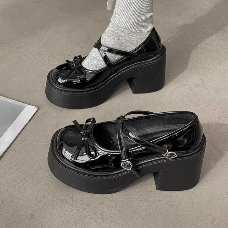 

2025 г. Женские туфли на высоком каблуке. Модные туфли с бантом и неглубоким носком на толстой подошве. Женская обувь на среднем каблуке с круглым носком.