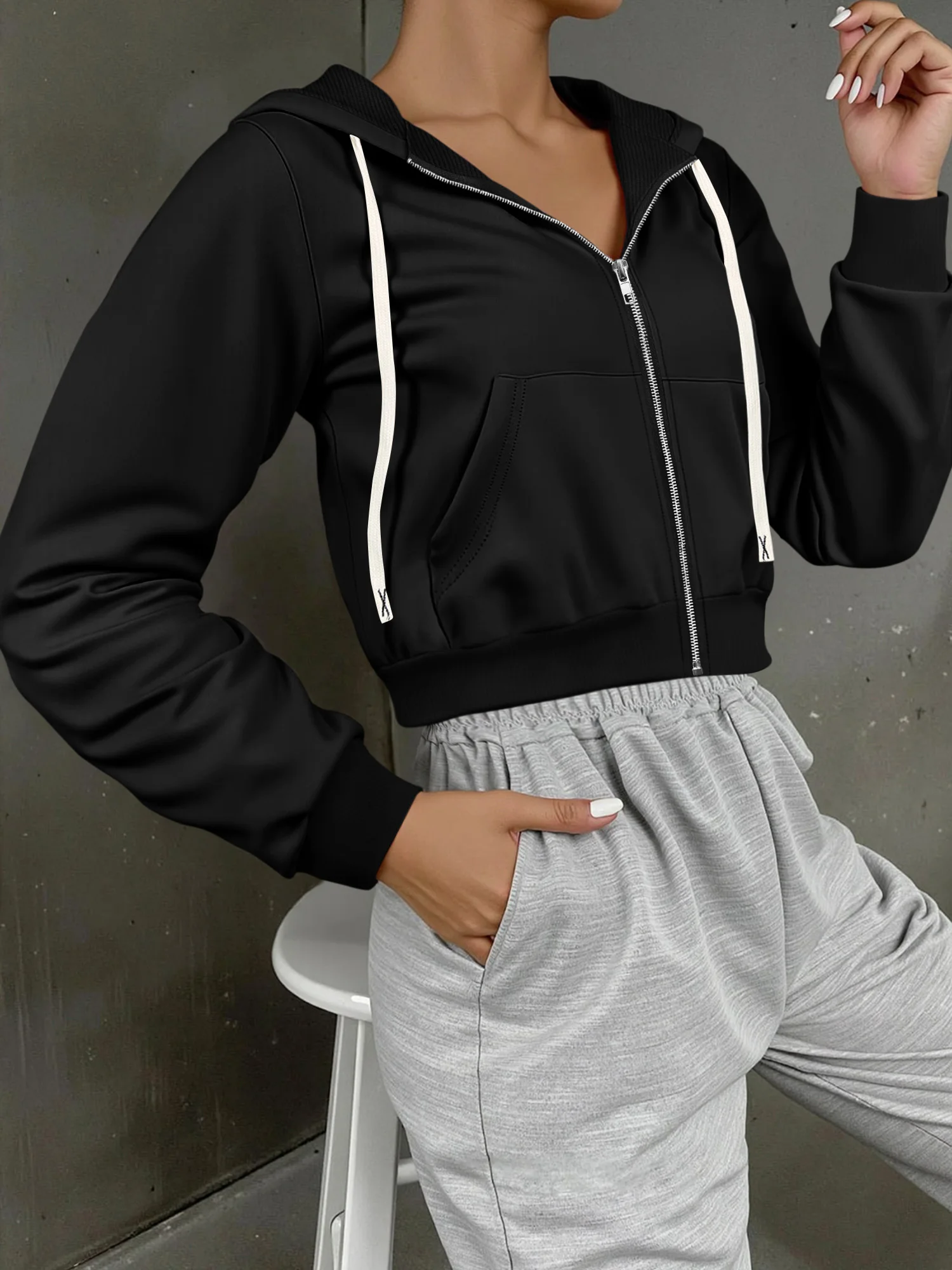 

Однотонная укороченная толстовка на молнии для женщин: минималистичный стиль, мягкий хлопковый бленд, повседневная одежда, незаменимая вещь для многослойных образов, с завязками.