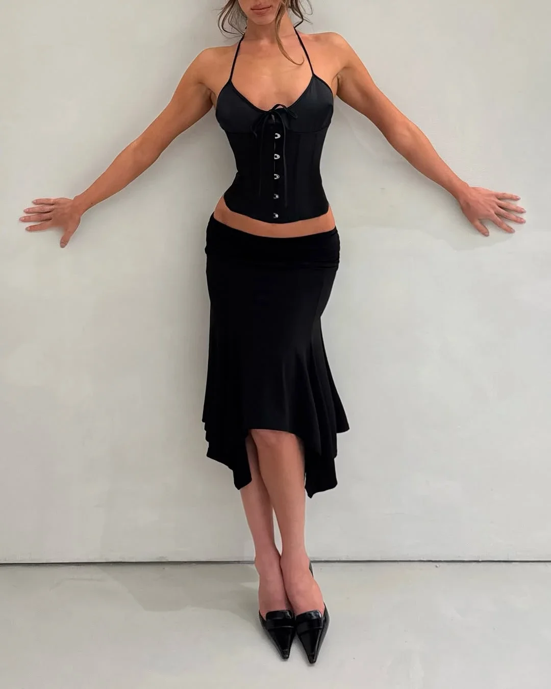 

Черная плиссированная юбка Guizi с низкой талией и неровным подолом, юбка-рыбка, облегающая бедра, юбка средней длины, юбка с разрезом выше колена, легко сочетается с другими юбками, высокое качество.