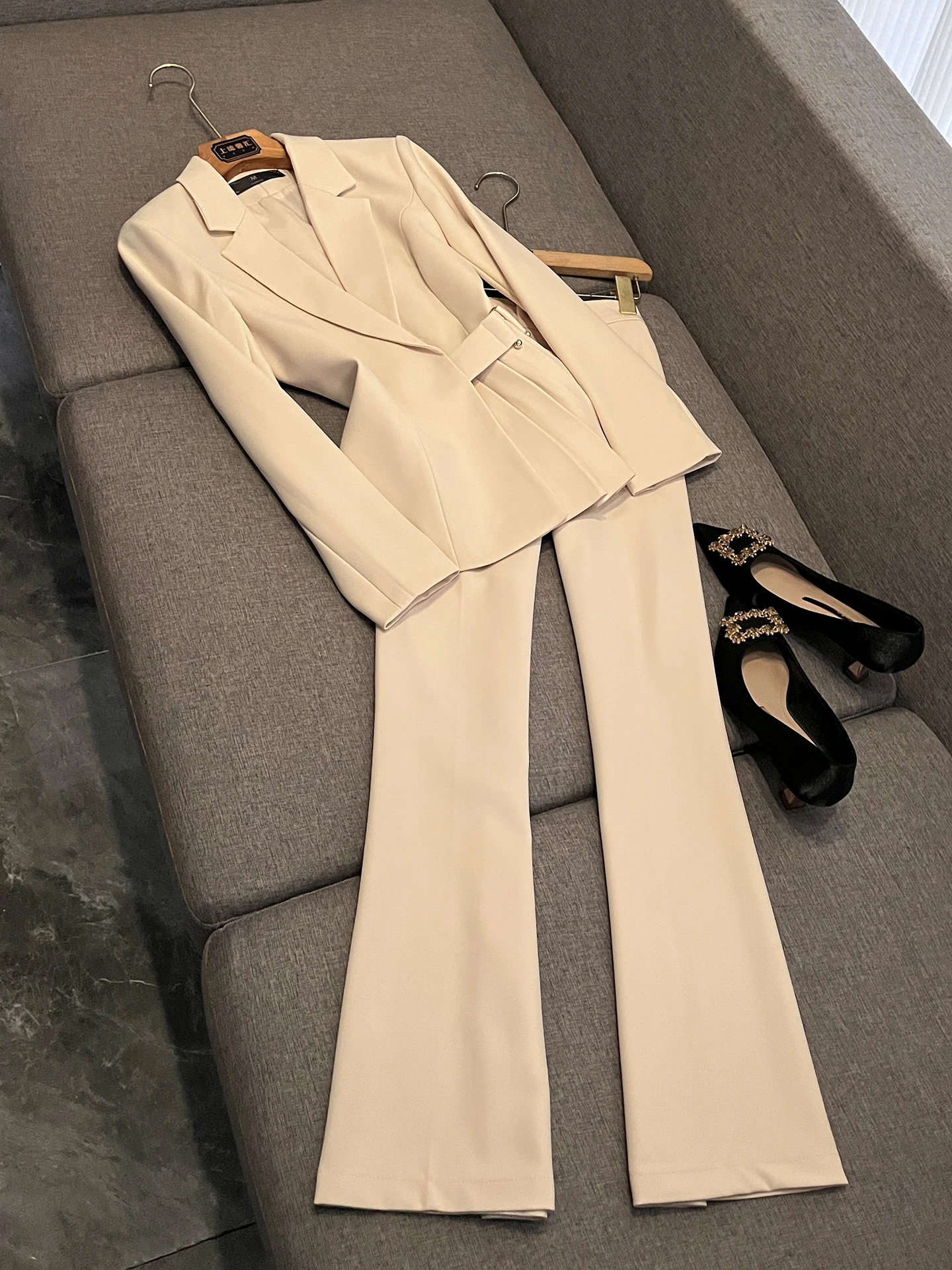 

Chic Light Maturi Sle Apricot Suit Set Women's Spring 2026 Profional Waist-Cinching Two-Piece Set P36 Ladies Suits