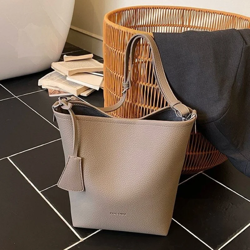 حقيبة يد نسائية مصنوعة من الجلد المطبوع بالشمس تتميز بمظهر ركاب كاجوال خفيف الوزن وناعم من الدنمارك #5