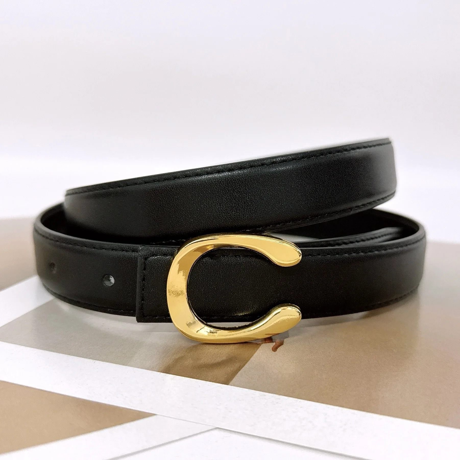 حزام جلدي للنساء، حزام بدلة مزخرف جديد متعدد الاستخدامات، أحزمة جينز عصرية سوداء للنساء