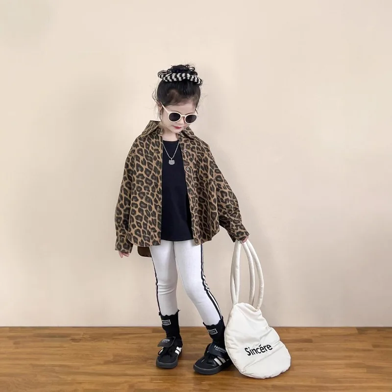 

Комплект для девочек, осенняя мода 2024, модная винтажная свободная куртка с леопардовым принтом и длинными рукавами, черная футболка, белые леггинсы, комплект из трех предметов