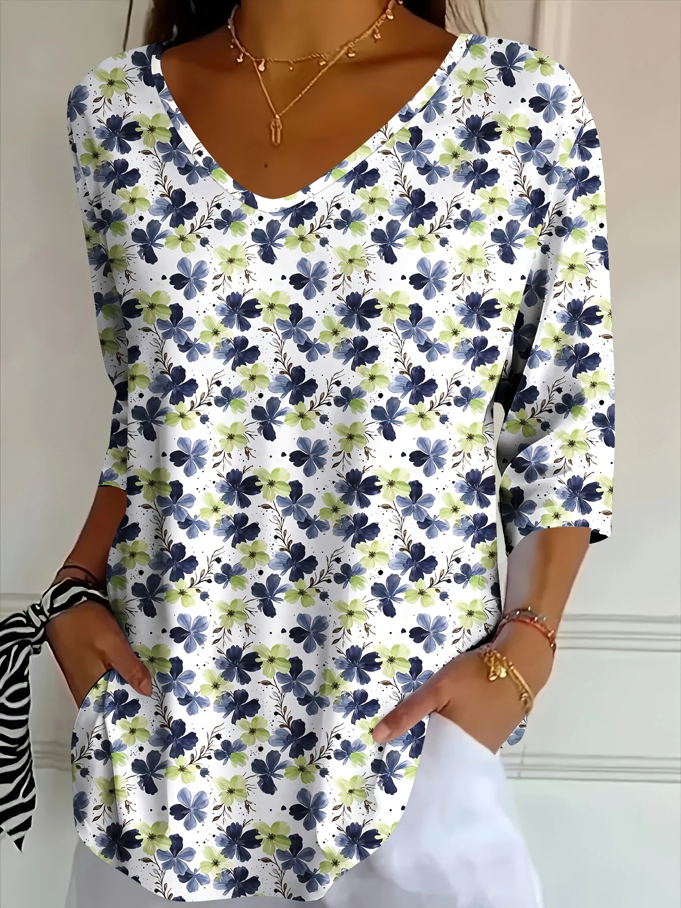 Blusa de mujer con estampado floral pequeño en estilo acuarela, cuello en V, manga larga, bolsillo, diseño informal y holgado. Ropa de mujer.