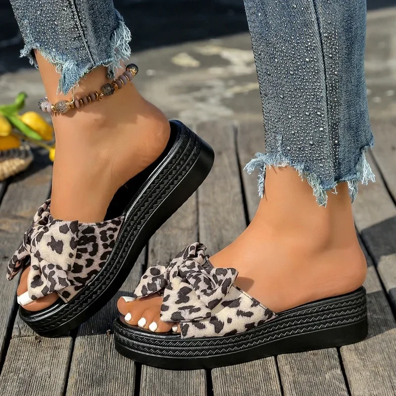 Plus size 2025 verão dedo do pé redondo chinelo feminino laço sandálias plataforma ao ar livre feminino com leopardo plana com venda quente chinelos