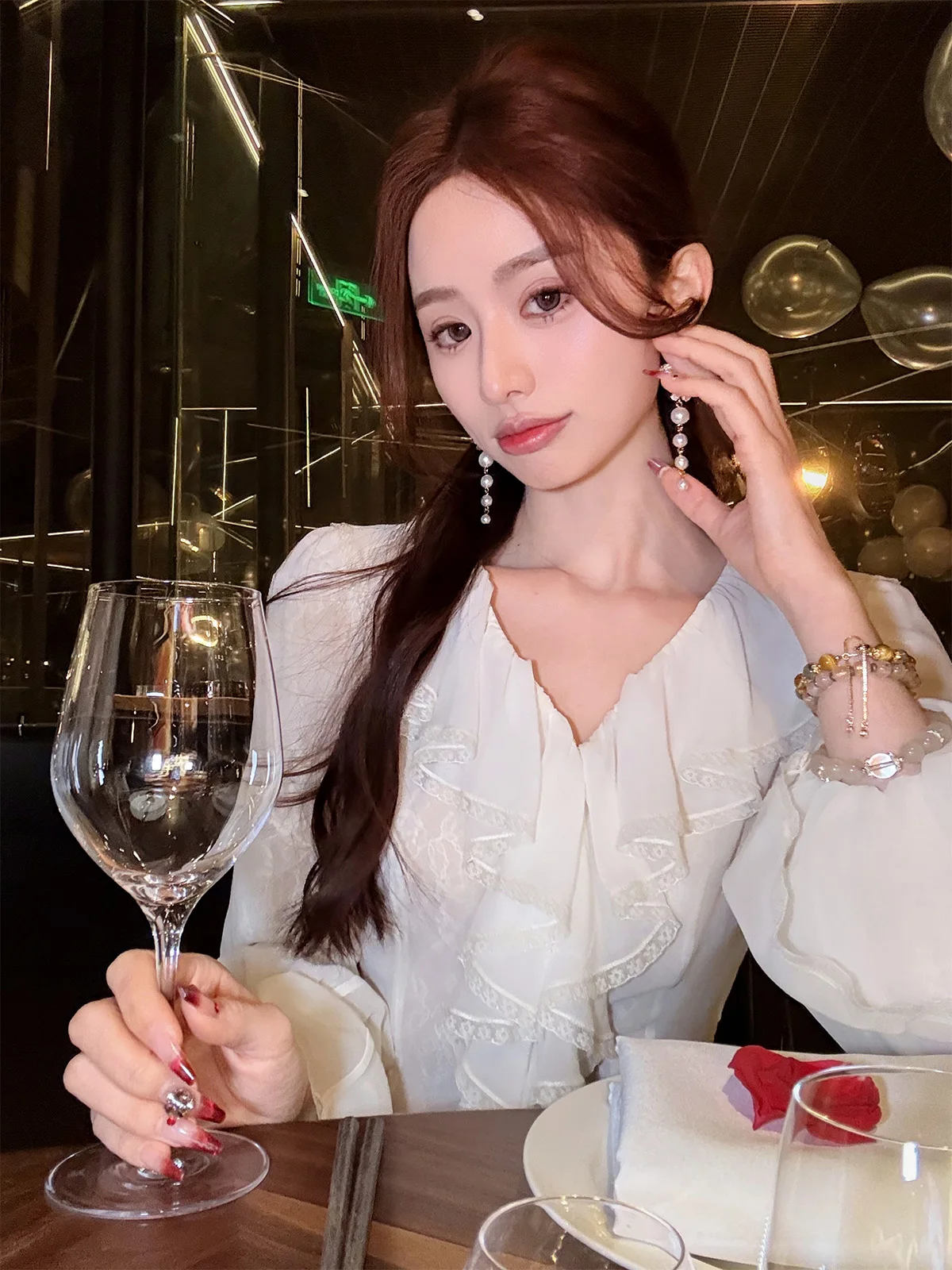 

Модная женская блузка Xixiao Yu B4306402 с V-образным вырезом, рукавами-колокол, приталенная, с оборками по низу, из полиэстера, с длинными рукавами