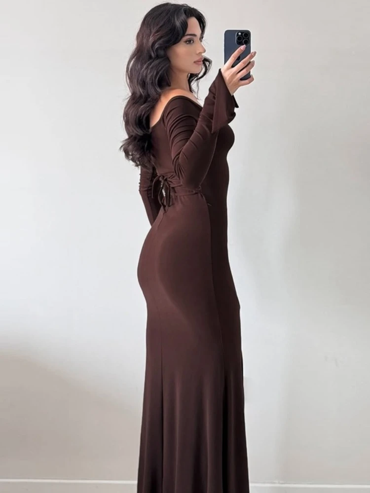Elegancka sukienka maxi z odkrytymi ramionami, długim rękawem, wiązana w talii, dopasowana, z wysokim rozcięciem, w stylu syreny, vintage chic.