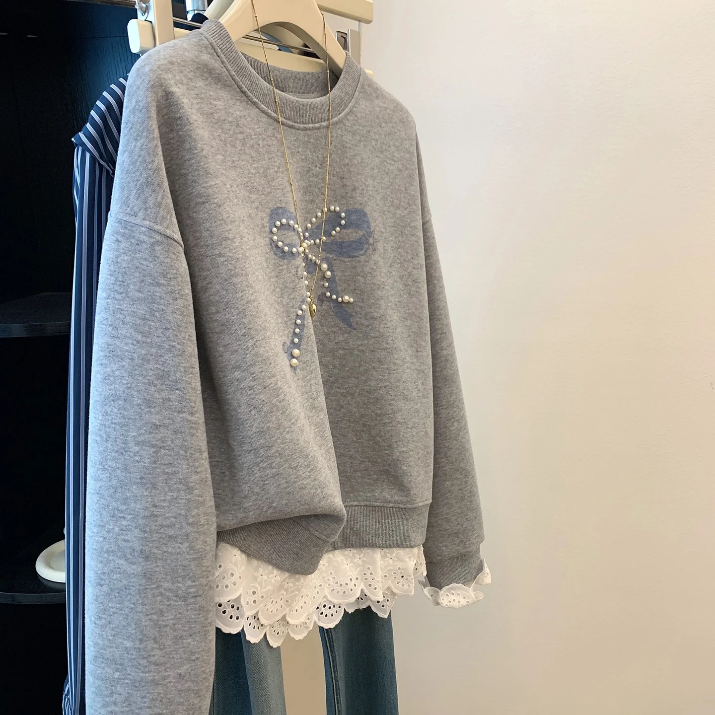 

Корейская ретро милая кружевная лоскутная толстовка с капюшоном для женщин, весна-осень, модный повседневный универсальный свободный стиль, топ с круглым вырезом и длинными рукавами