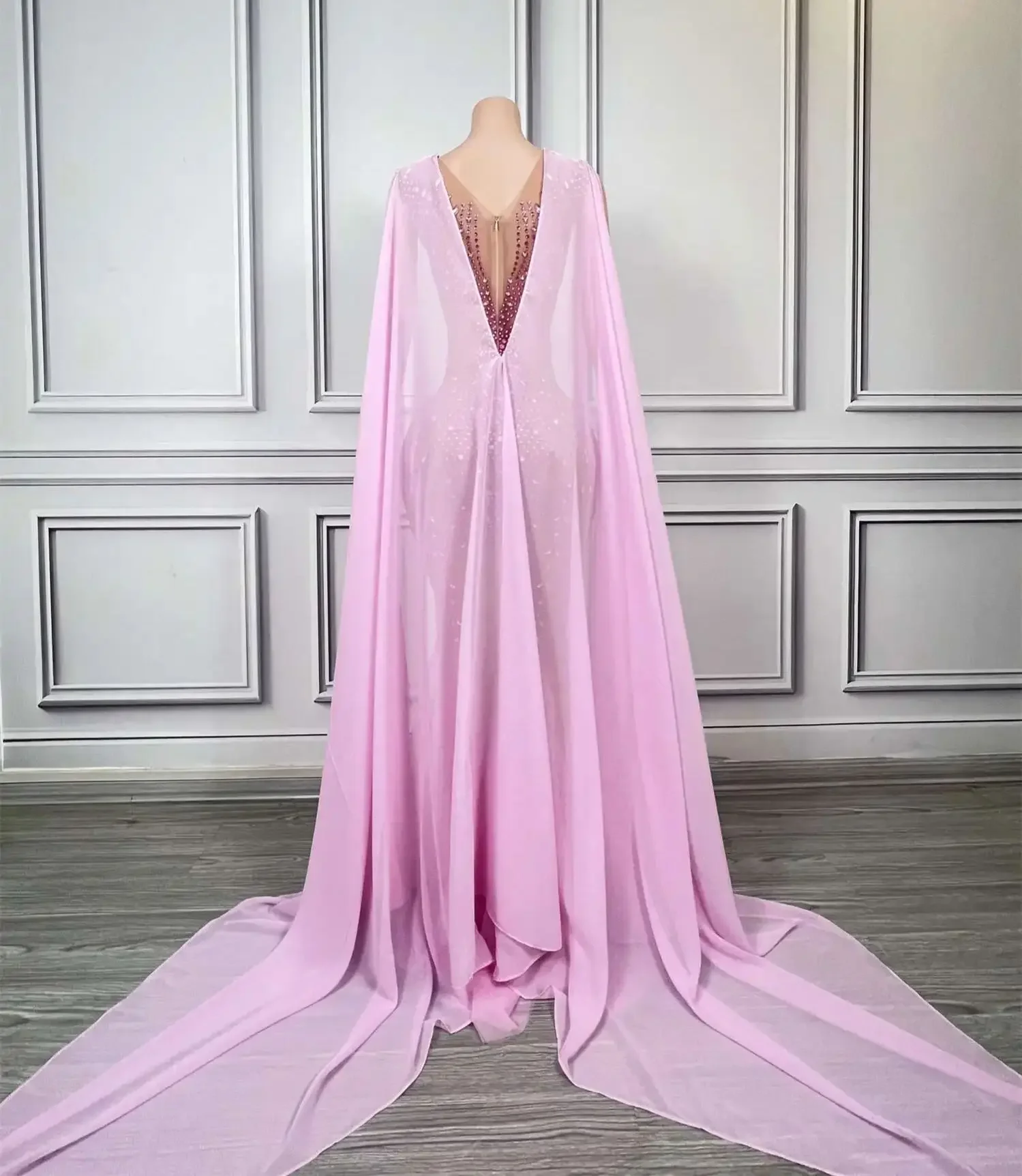 Abito da compleanno rosa Abito da ballo elegante da donna con mantello Festeggia il ballo di fine anno Abito da regina a coda di pesce in stoffa con strass