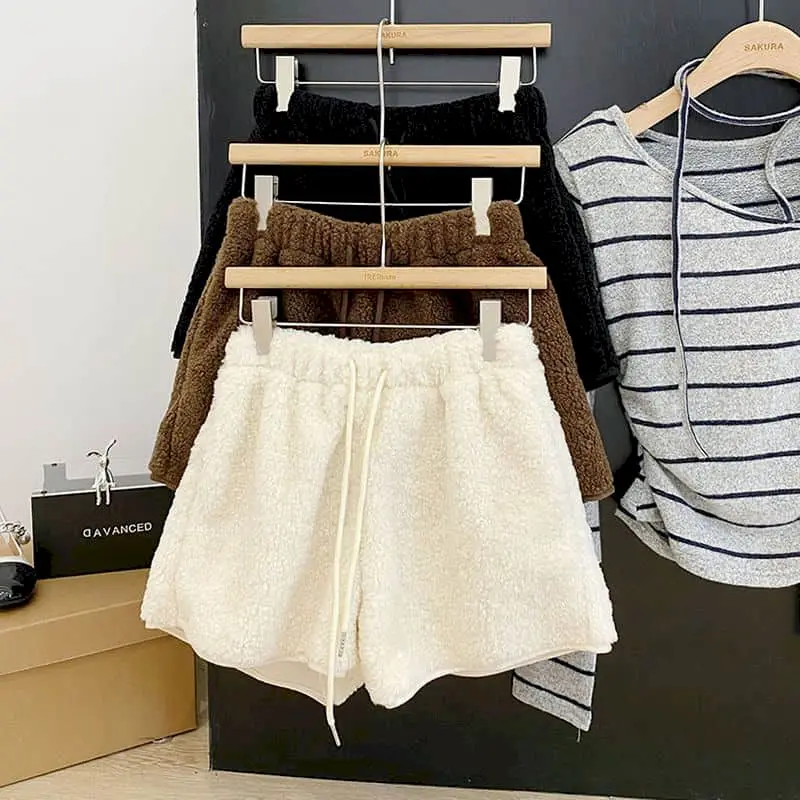 

Пушистые женские шорты, однотонные повседневные шорты в корейском стиле, осень-зима, уличная свободная эластичная талия трапециевидной формы, милая винтажная женская одежда