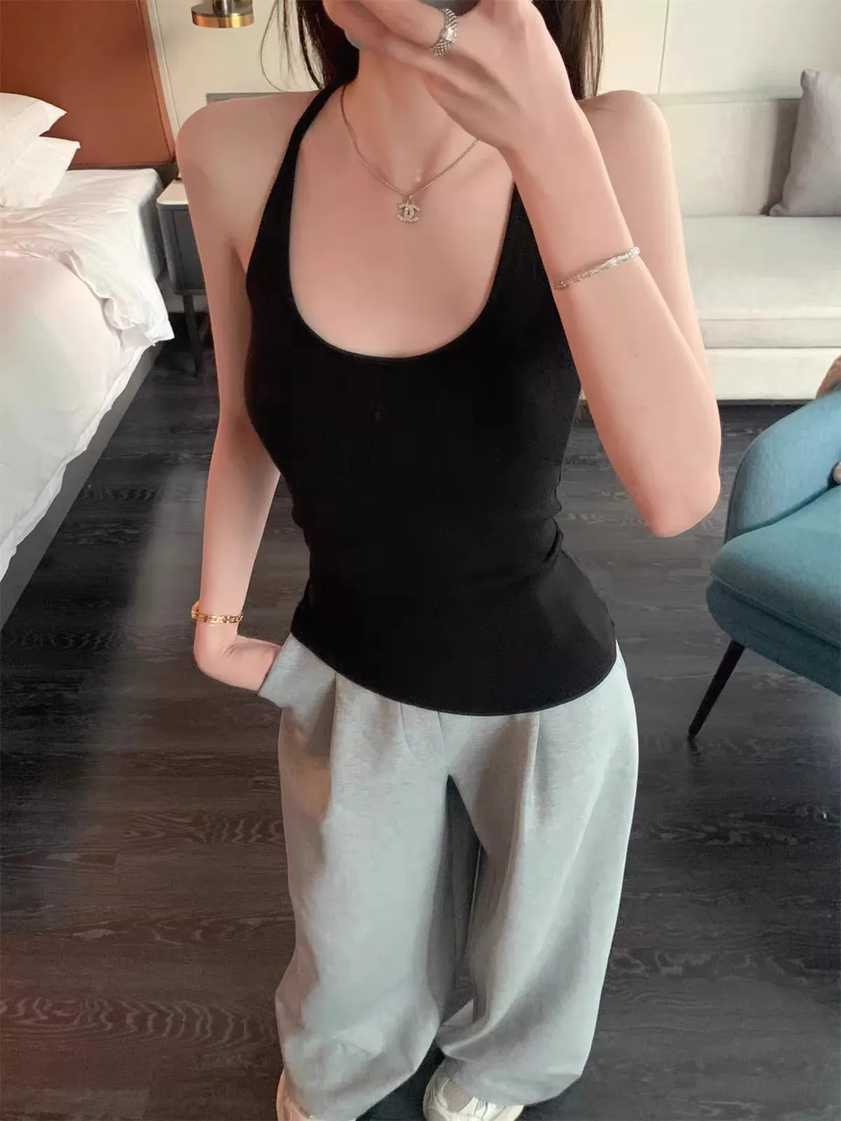 

Women’s V-neck Tank Top with Padded Cups: Sporty, Figure-Hugging, Back-Enhancing, Sleeveless Outerwear, Sexy Spaghetti-Strap