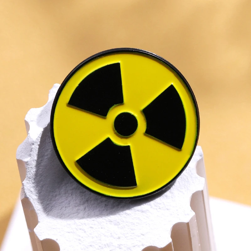 الأصفر الإشعاع تحذير علامة دبابيس الكرتون الإبداعية المعادن شارة التلبيب على ظهره موضة دبوس مجوهرات اكسسوارات للهدايا