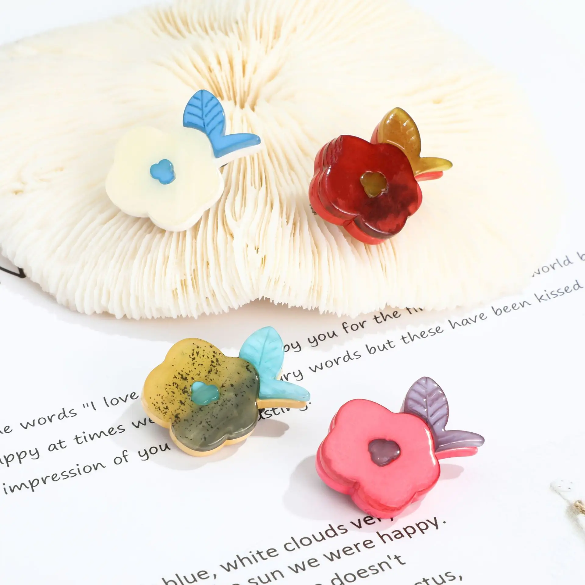 DIY accessories Versatile acrylic flower brooch niche design personalized high-end pin high-end suit corsage wholesale dress