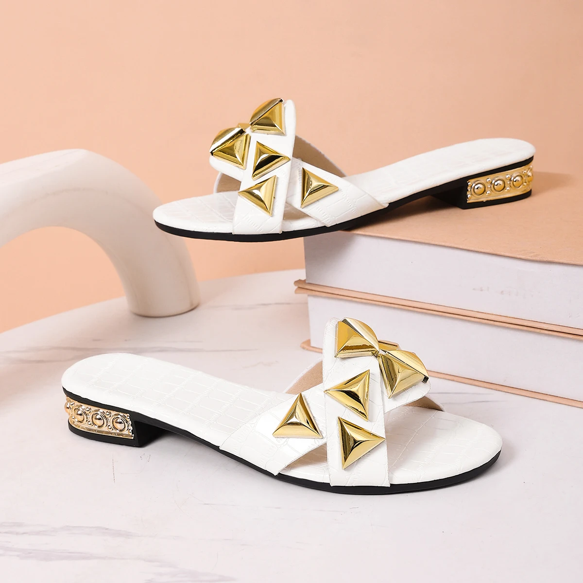 Sommer-Damenschuhe: Designer-Flip-Flops für draußen, neue luxuriöse Sandalen, modische offene Zehen-Slides zum Gehen – Detail 10