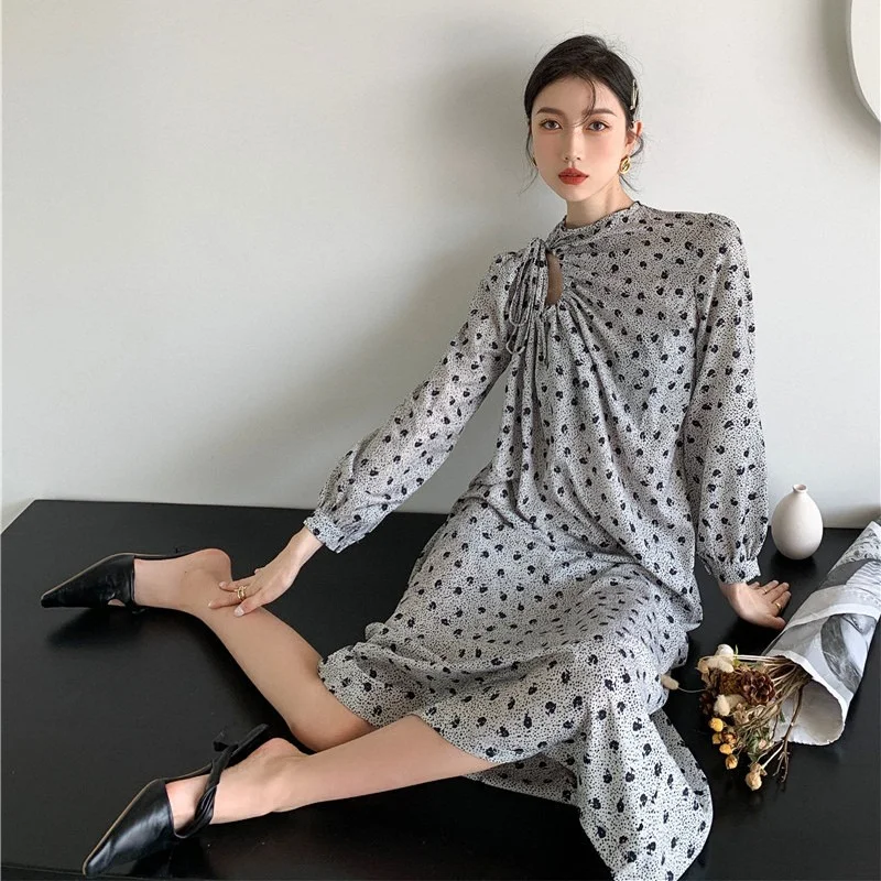 

2021 Spring and Summer New French Elegant Loose Casual Robe Women Fashion Hollow Retro Floral Drawstring Long-sleeved Dress