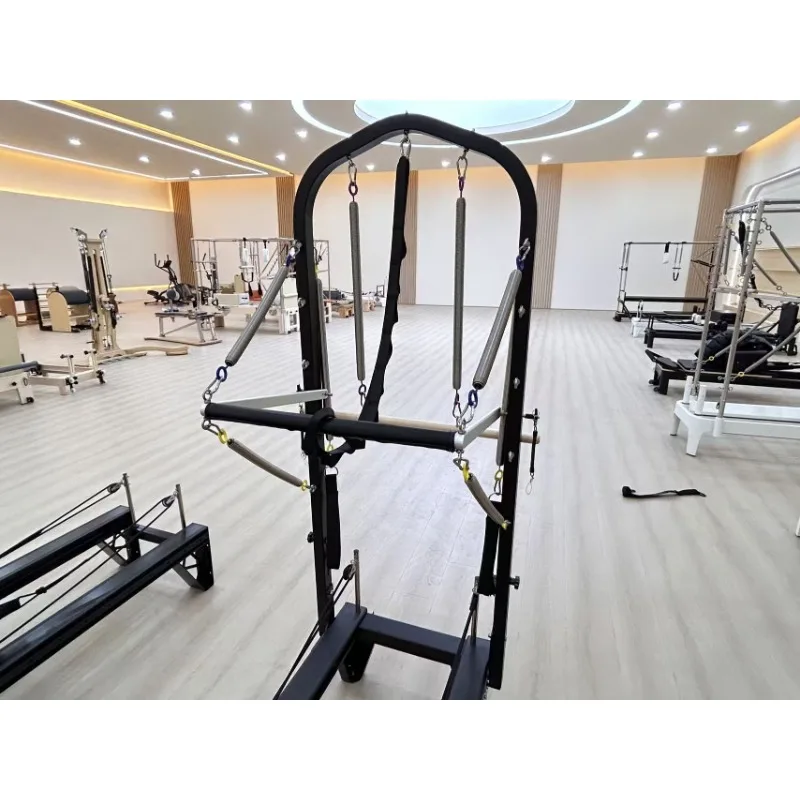 อุปกรณ์ฟิตเนสระดับไฮเอนด์ Black Pilates Reformer ใช้ในเชิงพาณิชย์อลูมิเนียมอัลลอยด์ Pilates Reformer Machine พร้อม Half Tower