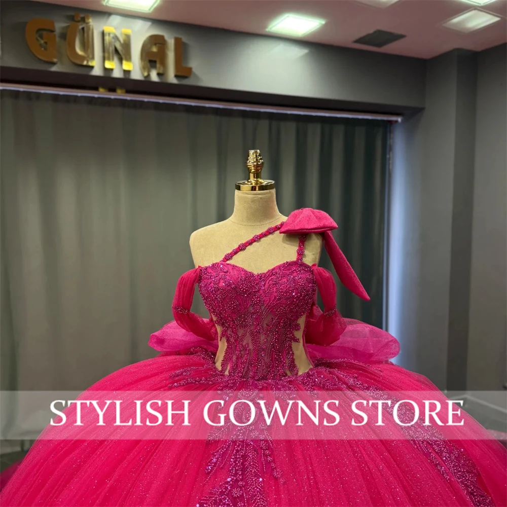 Suknia balowa Quinceañera w kolorze fuksji dla 15-latki, z kokardą, na jedno ramię, koronkowa, warstwowa, szyta na miarę, plus size.