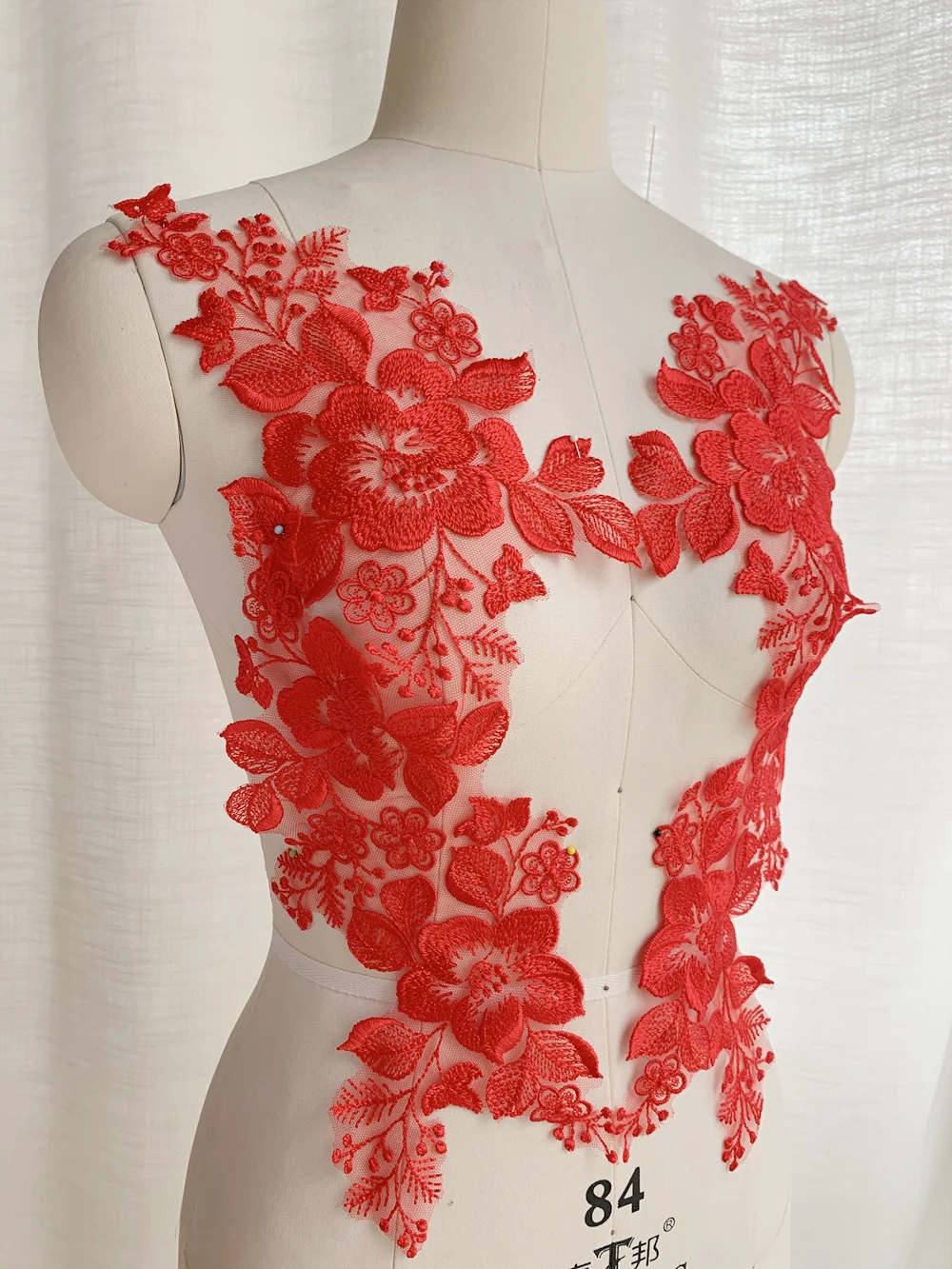 4 Stück = 2 Paare. Schwarz-Rote Rayon-Spitzenblumen mit Spiegeleffekt. DIY Hochzeitsschleier, Kinderkleidung, Applikations-Nähzubehör, RS2506113 – Detail 8