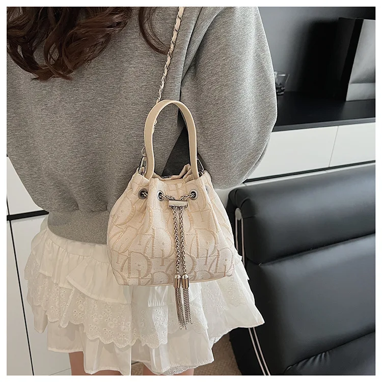 

"Chinese Embroidered Bucket Bag Women's Boho Drawstring Purse Ethnic Crossbody Bag with Chain Niche Art Print Festival Handbag"