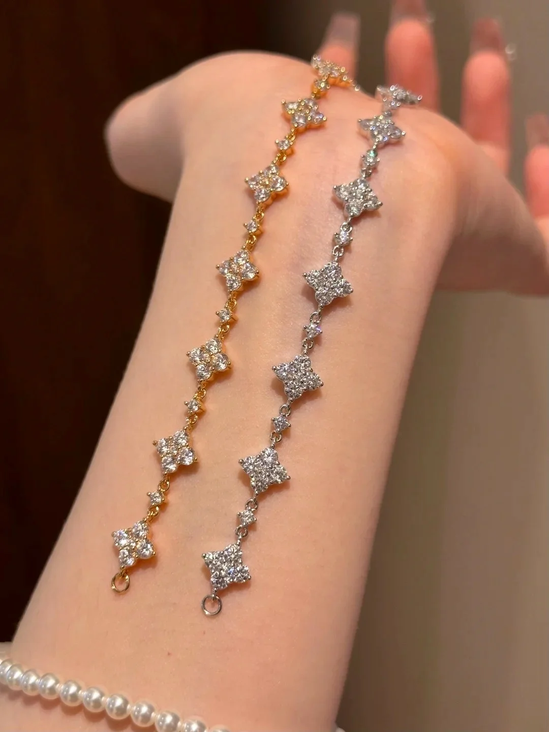 

Faionable Luxury Ins Fla 8 Flower Four Le Clover Pull Bracelet Women's High Carbon Diamond Bracelet Vintage Court Sle...