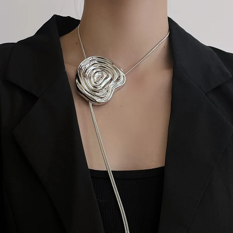 Rose Flower Pull-out Adjustable Necklace - Trendy and Stylish Collar Chain with A Lockbone Design