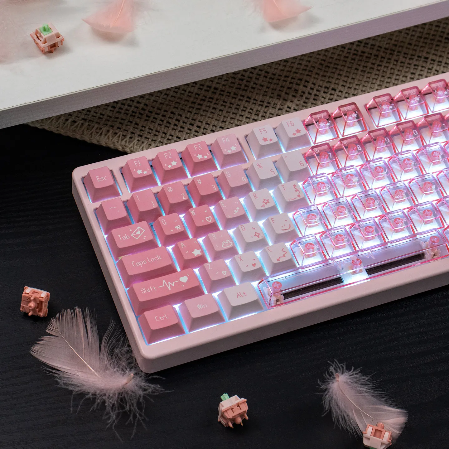 

Набор PBT-кейкапов Mint Snow Mountain Strawberry Heartbeat с эффектом постепенного изменения цвета для механической клавиатуры, полный комплект.