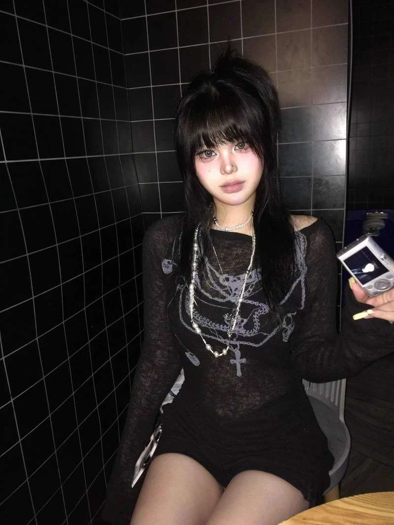 الأمريكية الرجعية تيز كم طويل تي شيرت مائل الرقبة القمم المرأة عادية Y2k القوطية الشرير نمط موضة ثقافة فرعية الخريف الملابس