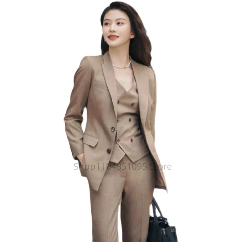 Brązowy damski garnitur 3-częściowy z marynarką, kamizelką i spodniami - dopasowany krój, klapa szpiczasta, odzież do pracy biurowej, formalna, na ślub, biznesowa