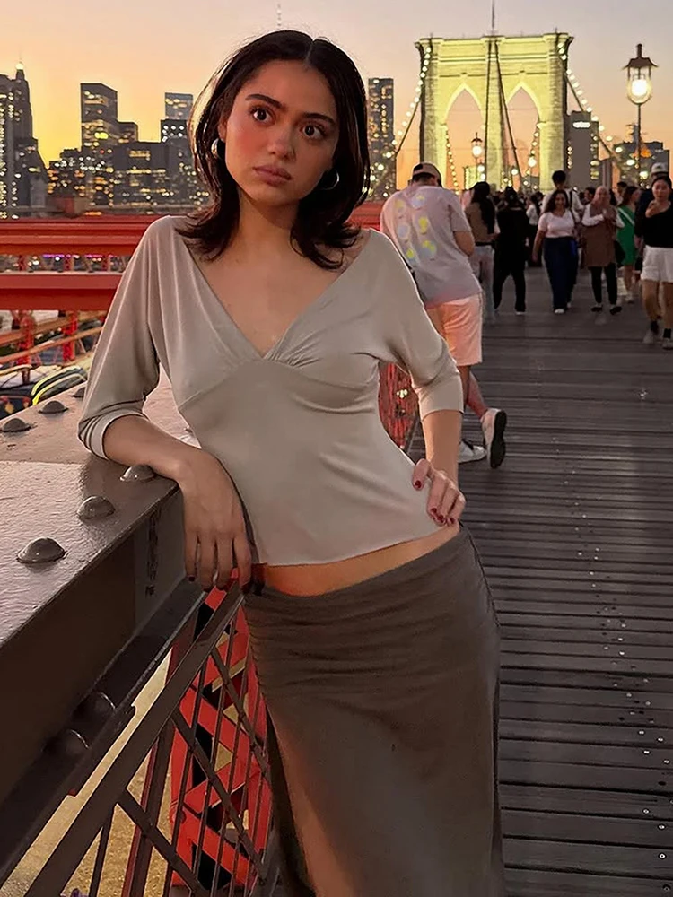Set 2 Potong Wanita Model Ruched Elegan dan Unik, Atasan Crop Top V-Neck Lengan Setengah + Rok Belahan Tinggi, Bahan Stretch Skinny, Gaya Streetwear