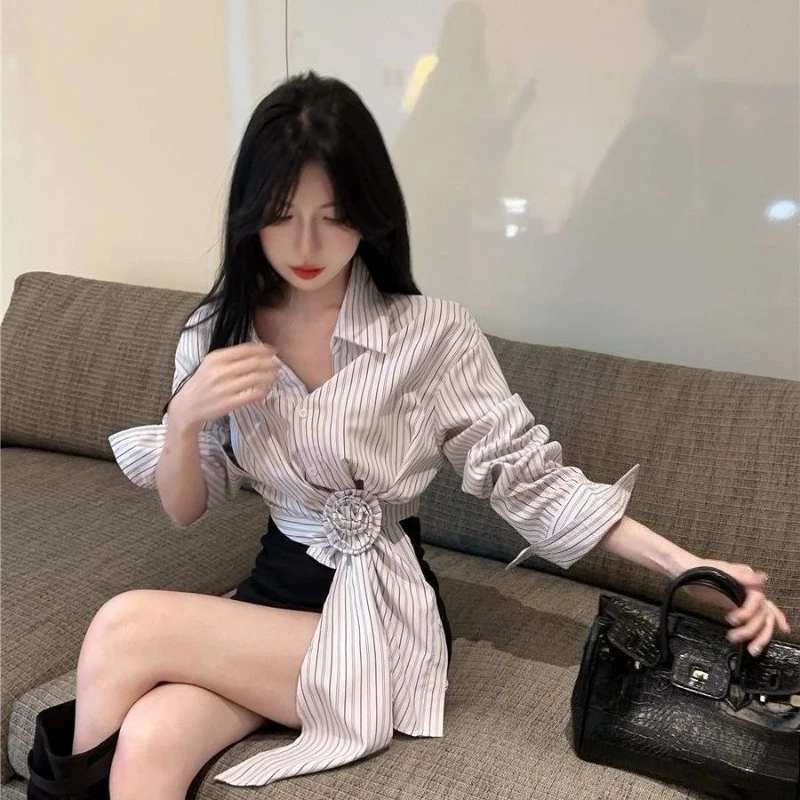 

Женская осенняя полосатая рубашка с нерегулярным воротником-поло, укороченный топ, облегающая талия, блузка, уникальный шикарный дизайн для модного образа