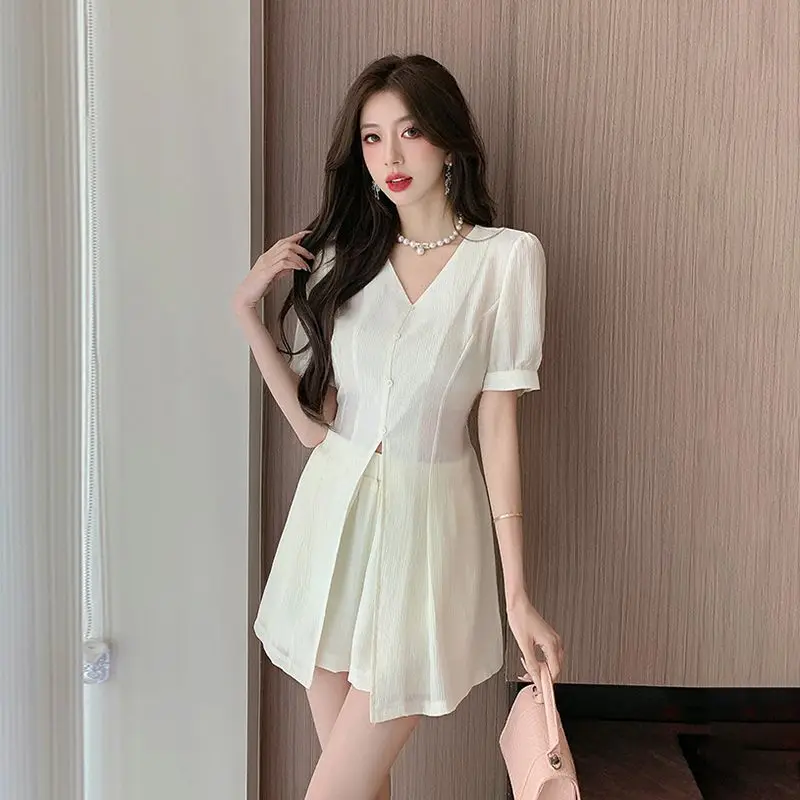 Sommer-Set im französischen Stil, V-Ausschnitt, geteilt, kurzärmelig, Oberteil, hohe Taille, schmale Shorts, zweiteiliges Outfit