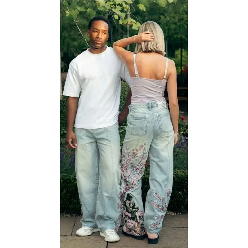 Vescartes زهر البرقوق المطرزة 2026 مستقيم الساق الجينز فضفاضة تناسب للجنسين متسابق السراويل المطرزة