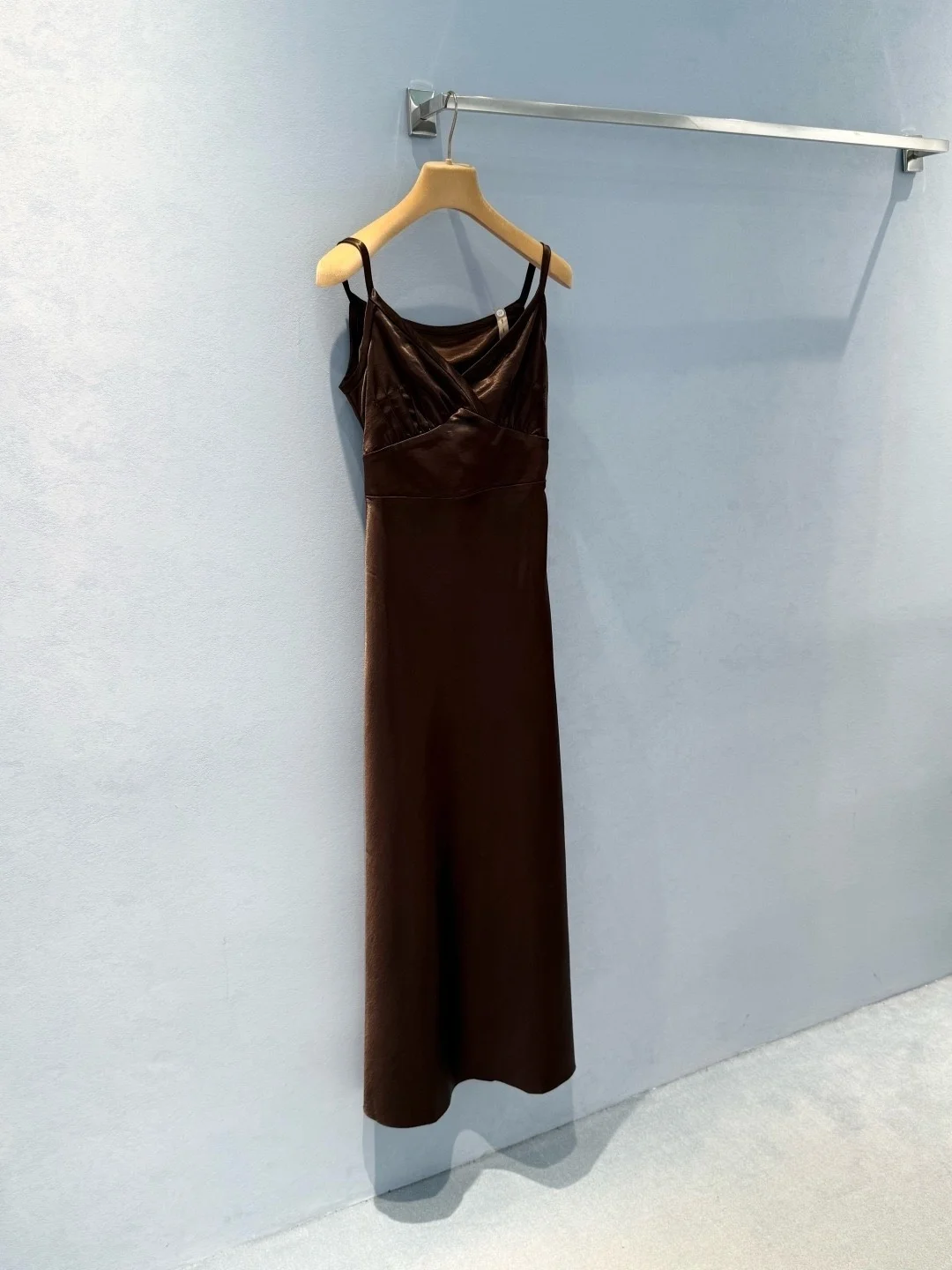 ชุดเดรสยาวผ้าซาตินสีน้ำตาลสำหรับผู้หญิง คอวีผูกโบว์ เอวสูง ผ่าข้าง ผ้าซาตินอะซิเตท ชุดราตรี ชุดงานเลี้ยงค็อกเทล