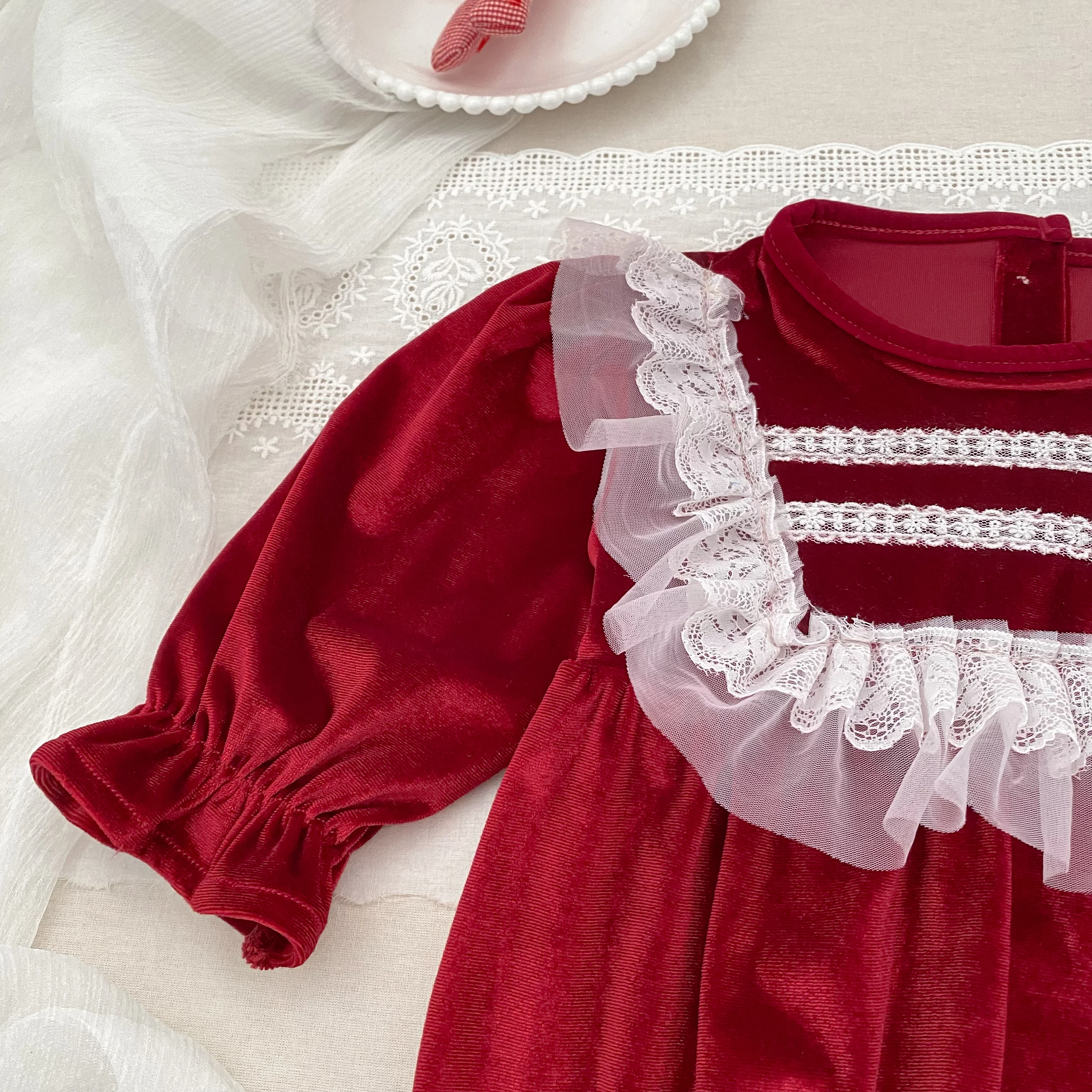 2026 Baby Mädchen Roter Samt-Strampler Langarm Weißer Spitzen-Rüschen-Body Neugeborenen Prinzessin Party Weihnachtsoutfit 0-24M – Detail 9