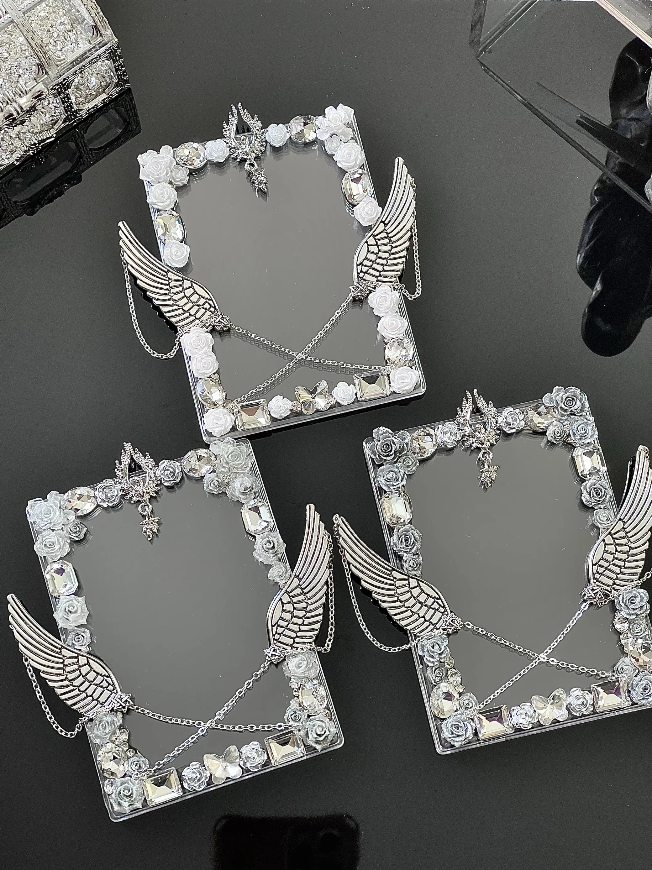 

Подставка для рамки карты с крыльями ангела, прозрачный жесткий защитный чехол для фотокарточек, коллекционные карты аниме, эстетический декор для рабочего стола