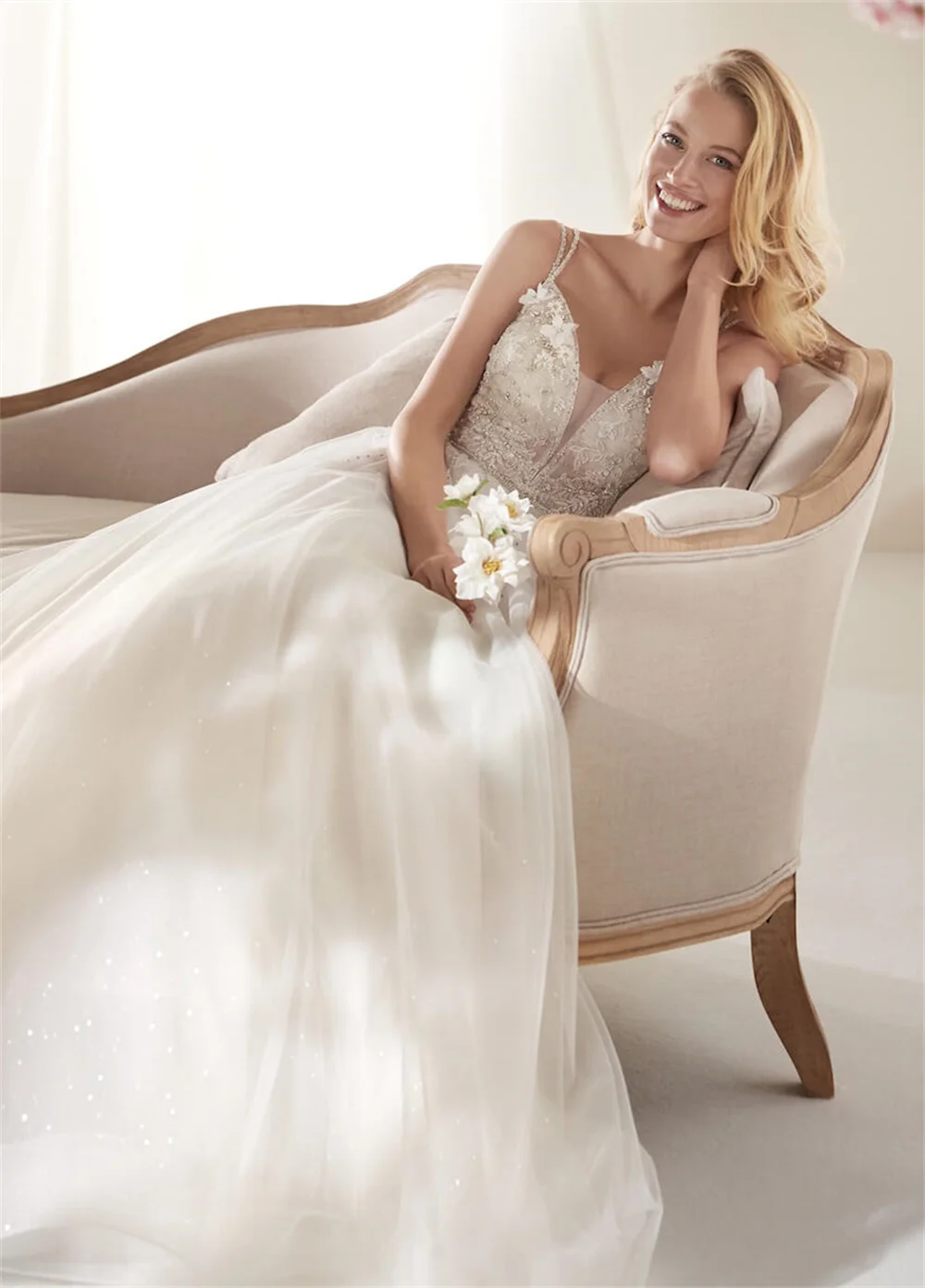 

Classic Open Back Dresses Elegant Tulle Sleeveless Gown Sexy Spaghetti Strap V Neck Long Dress Romantic Gowns Robes De Soirée