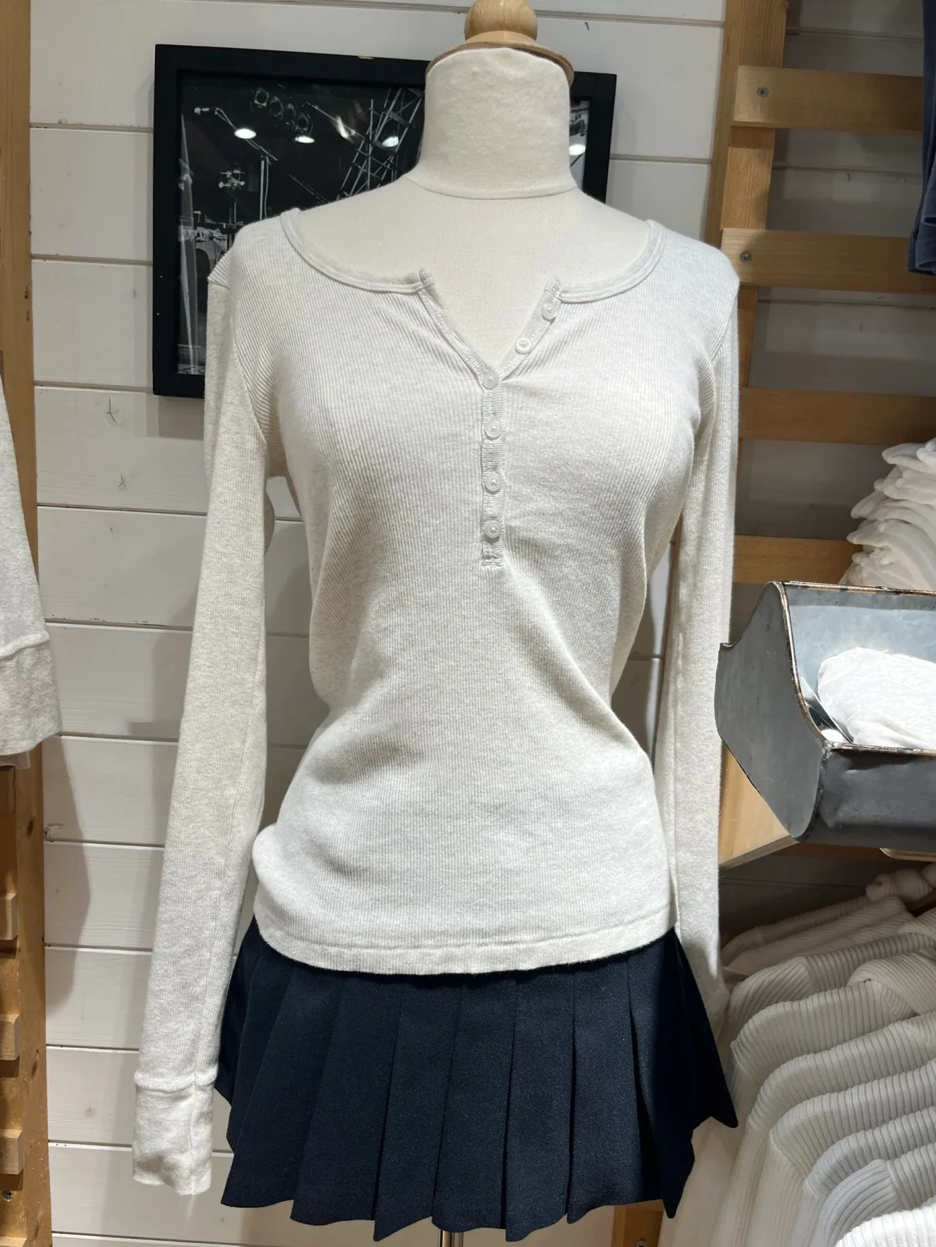 Light gray-ribbed