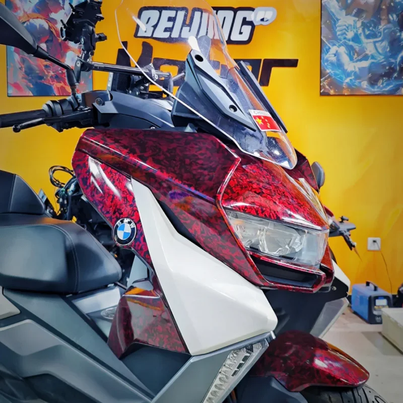 قسط PET عالية اللمعان الأحمر مزورة ألياف الكربون الفينيل التفاف الفيلم لفة الهواء الإصدار ذاتية اللصق ملصق لاصق لامع ورائع سيارة التفاف احباط