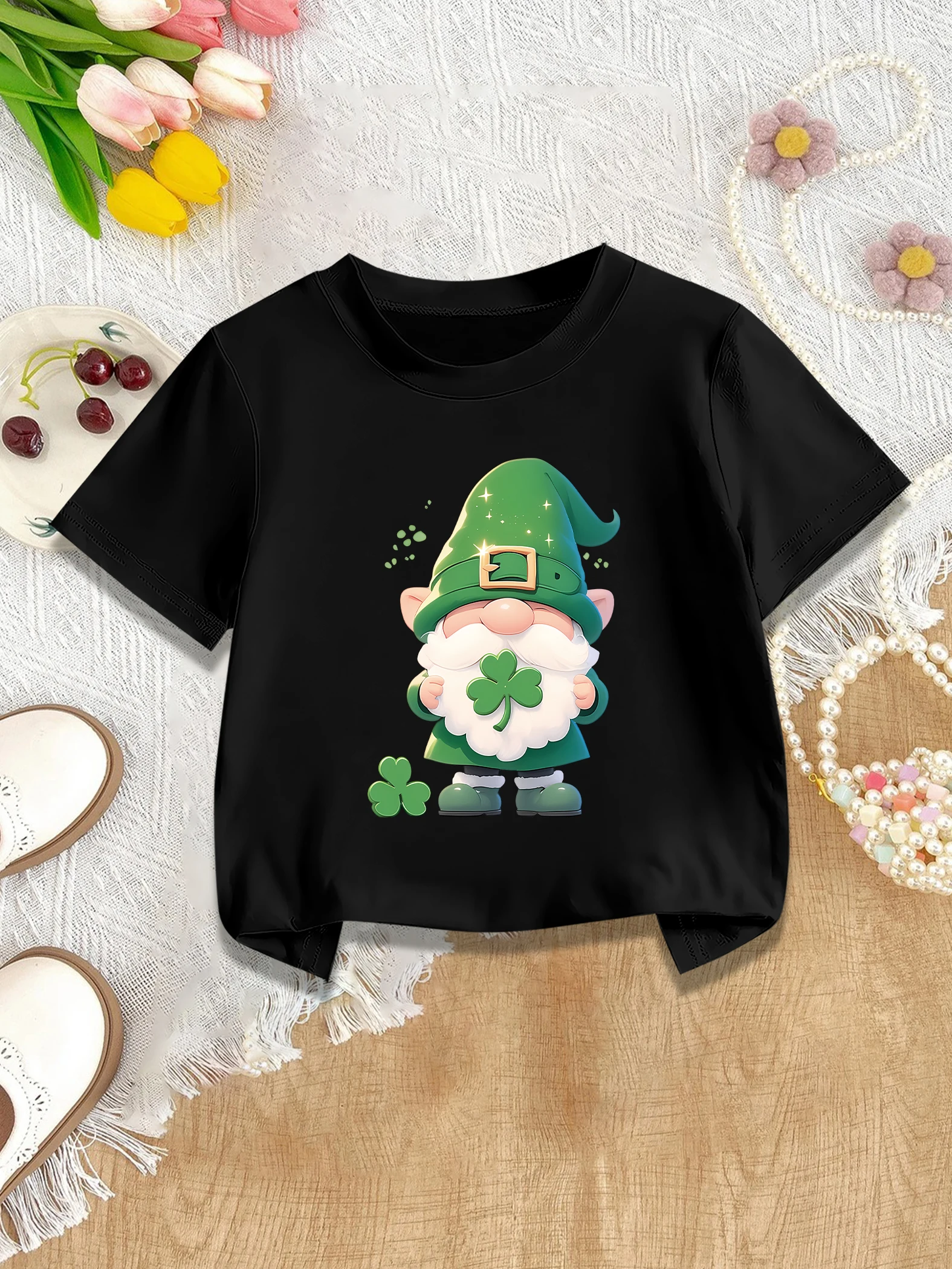 

1 шт.: Милая летняя футболка для девочек с принтом в виде мультяшного старика в зеленой шляпе ко Дню святого Патрика