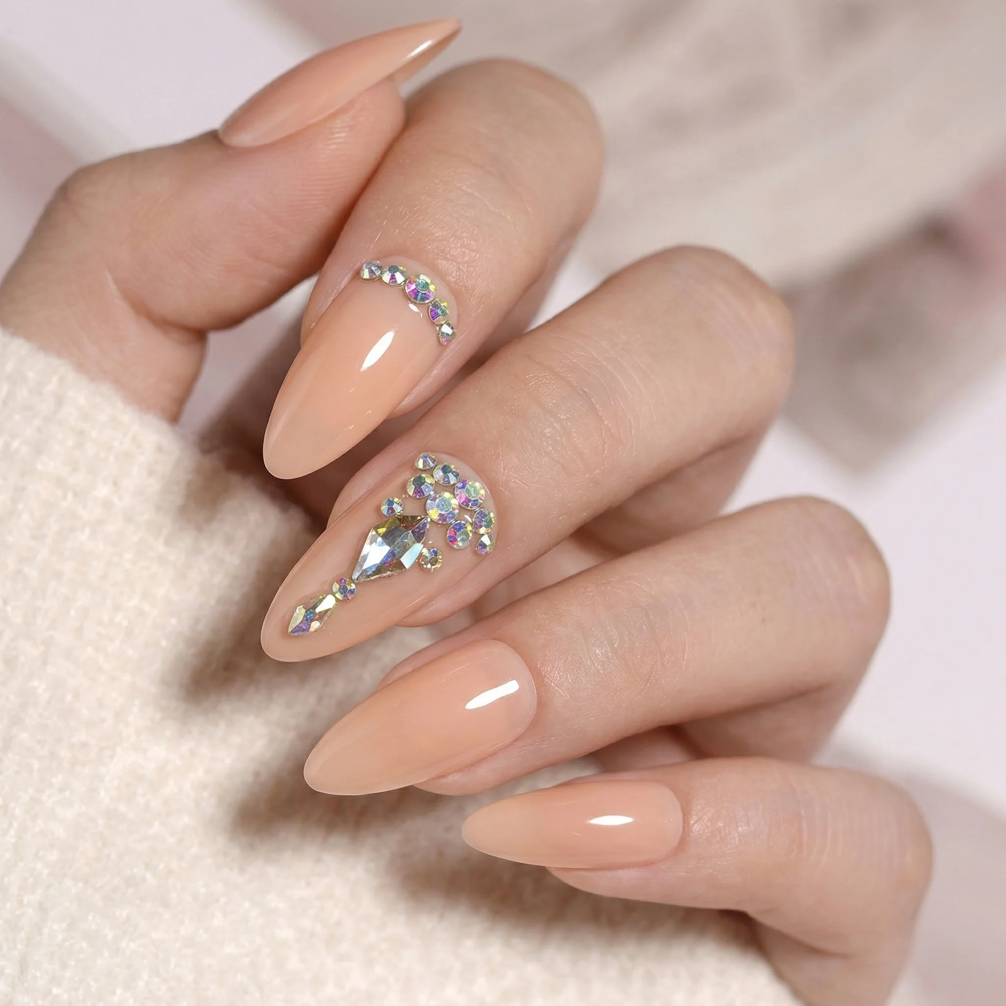 

Набор из 24 накладных ногтей с эффектом натурального цвета, в форме миндаля, с декором из страз. | Доступная роскошь: накладные ногти с эффектом северного сияния и стразами | Накладные ногти для свадьбы и вечеринок