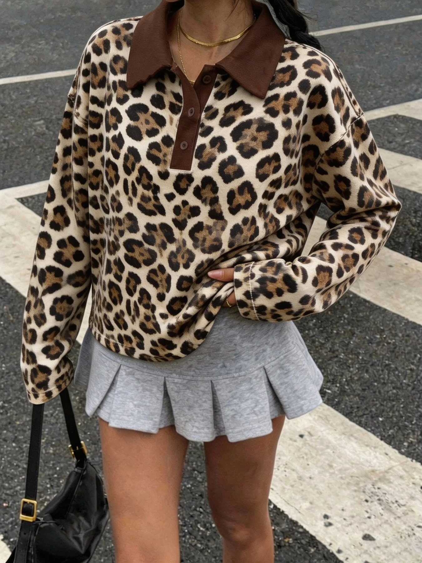 Damen-Hoodie mit gestreiftem Leopardenmuster, langen Ärmeln, Revers und Knöpfen, lässig-elegante Herbstkleidung für den Alltag und Reisen. – Detail 17