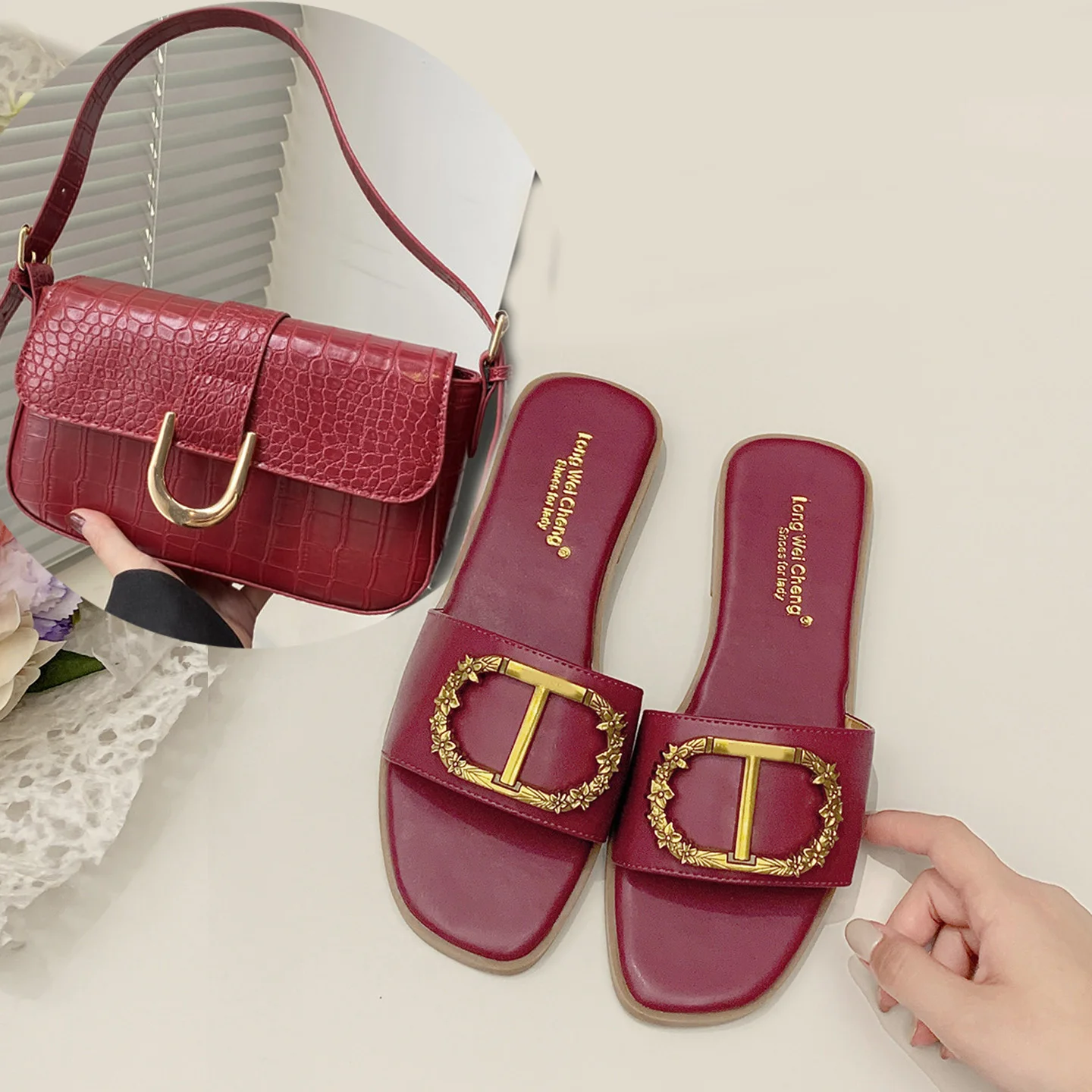 Summer New Round Metal Buckle Decorative Slippers Ladies Fashion Flat Non-slip Slippers Light New Tassel Portable Shoulder Bag.