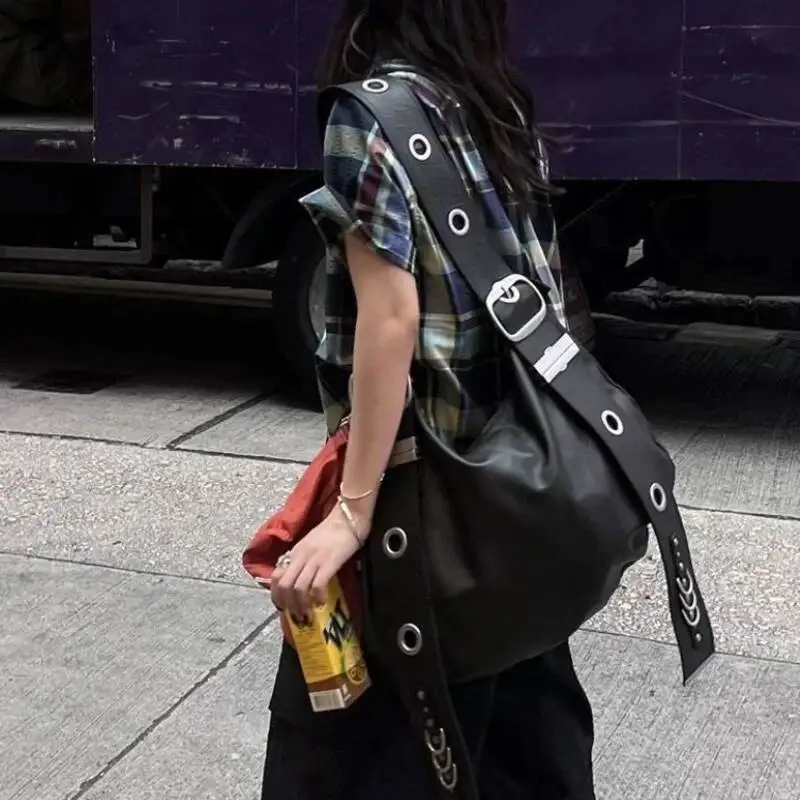 กระเป๋าสะพายไหล่สไตล์วินเทจพังก์ ประดับหมุด เข้าได้กับทุกชุด ความจุเยอะ สไตล์กรันจ์ เรียบง่าย สะพายใต้วงแขน  กระเป๋าโท้ทสไตล์ Y2K สำหรับผู้หญิง แฟชั่นสตรีทแวร์