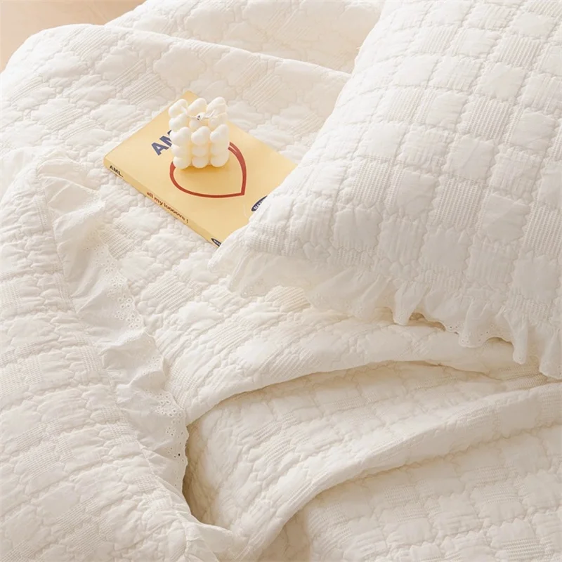 Waffle Style Cotton Quilt Set Quilted Bed Cover with Ruffles Reversible Coverlet Comforter Padding Blanket Bedspread on The Bed