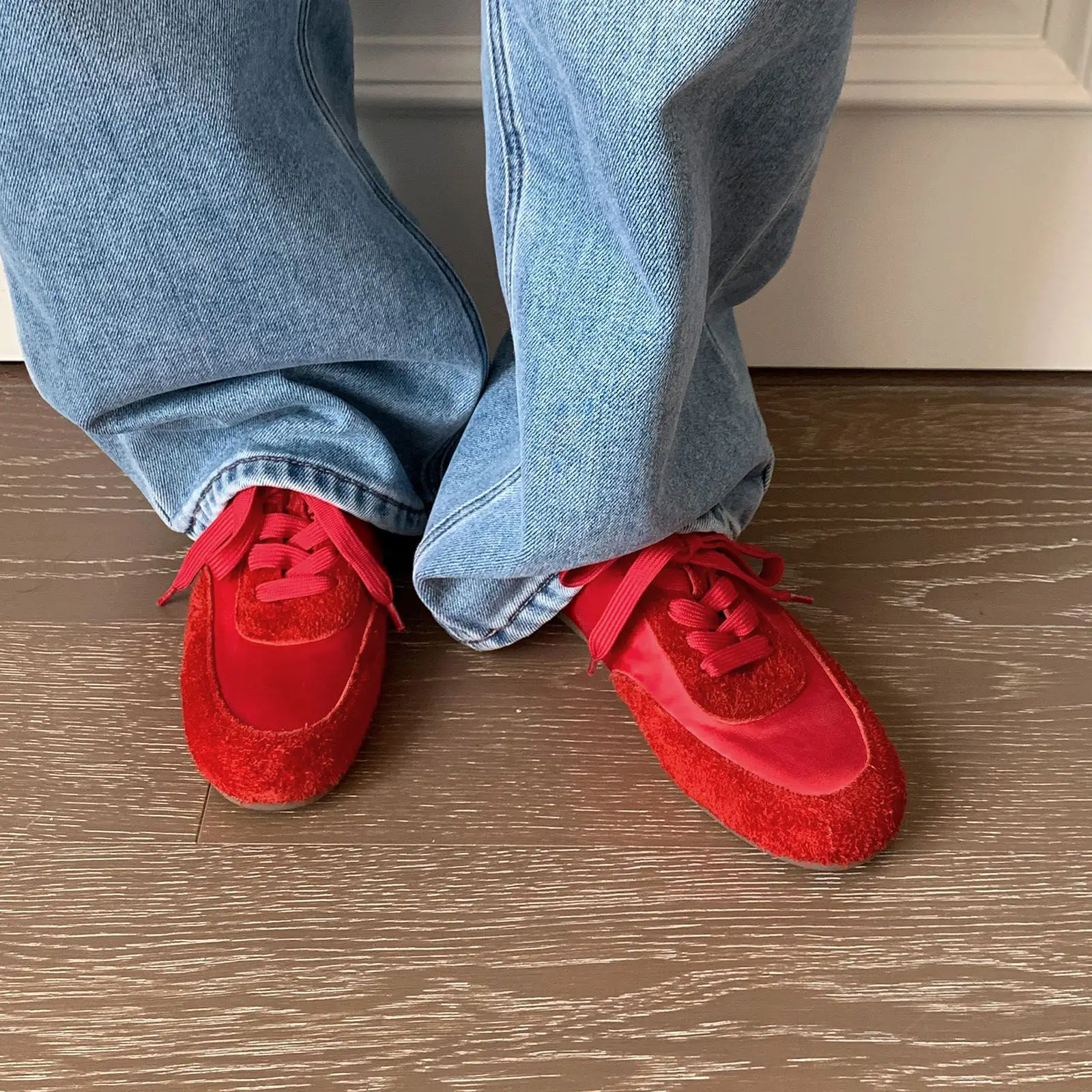 

Arden Furtado Осенние коровьи замши разных цветов Мюли с круглым носком на шнуровке Плоские тапочки повседневные большие размеры Ангора красные модные тапочки