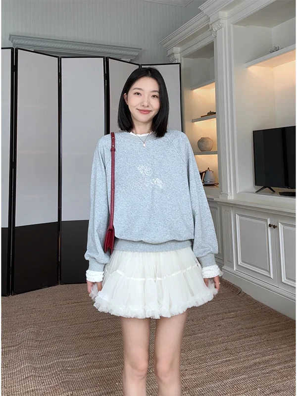 

Комплект из хлопковой толстовки с кружевными вставками и юбки для взрослых женщин, коллекция весна-осень, в стиле пэчворк, с балетным мотивом