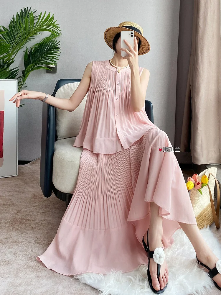 طقم نسائي أنيق مكون من قطعتين مع رقبة دائرية بلون سادة وزر واحد وتنورة غير رسمية كبيرة الحجم فضفاضة لصيف 2025