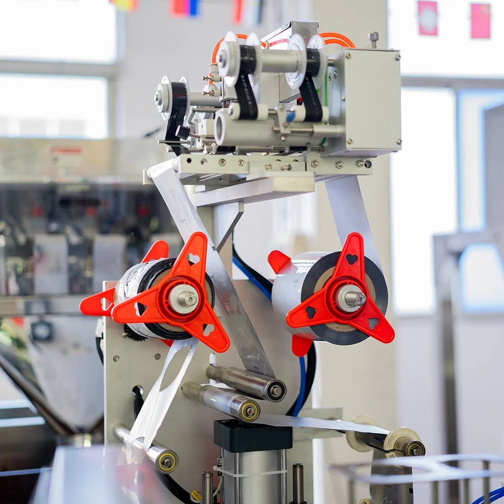 آلة تعبئة وختم مشروبات الزبادي ذات الأكواب الدوارة الأوتوماتيكية بالكامل