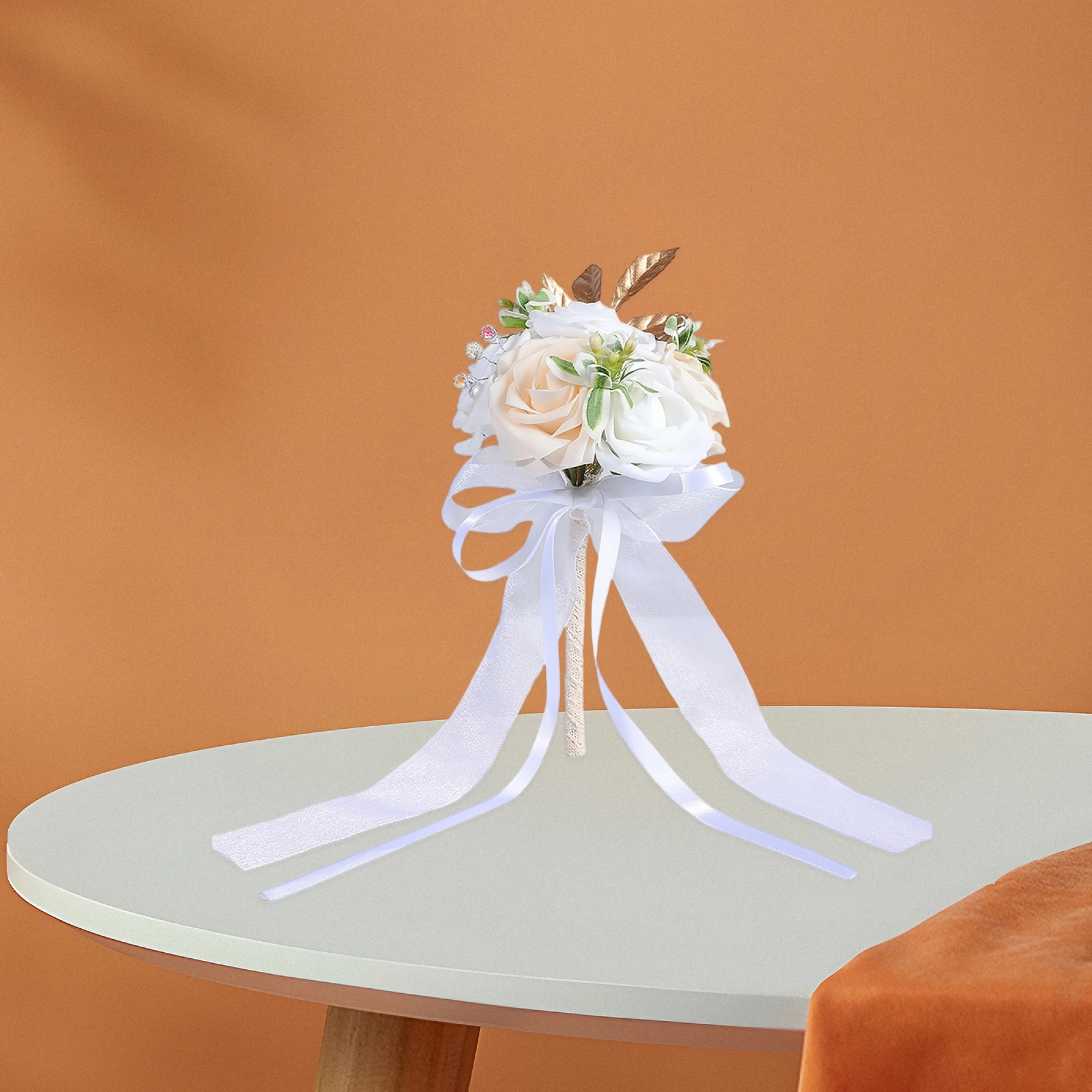 

Элегантный букет из искусственных цветов для романтической свадебной фотосессии и Дня святого Валентина - потрясающая цветочная композиция для